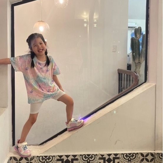 Giày Elsa cho bé gái phong cách thể thao có đèn led phát sáng với đế eva siêu nhẹ