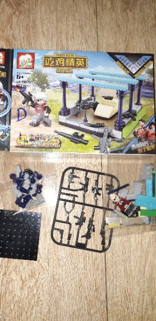 Lắp ráp 1 hộp LegoPubg 70075 có trên 100 chi tiết bằng nhựa ABS