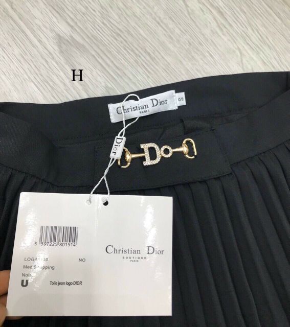 Chân váy xếp li cạp tag chữ giữa hàng QCL1 | BigBuy360 - bigbuy360.vn