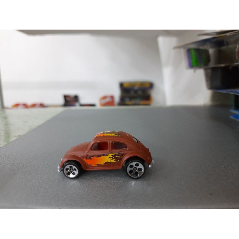 xe Hot Wheels Volkswagen Beetle màu nâu