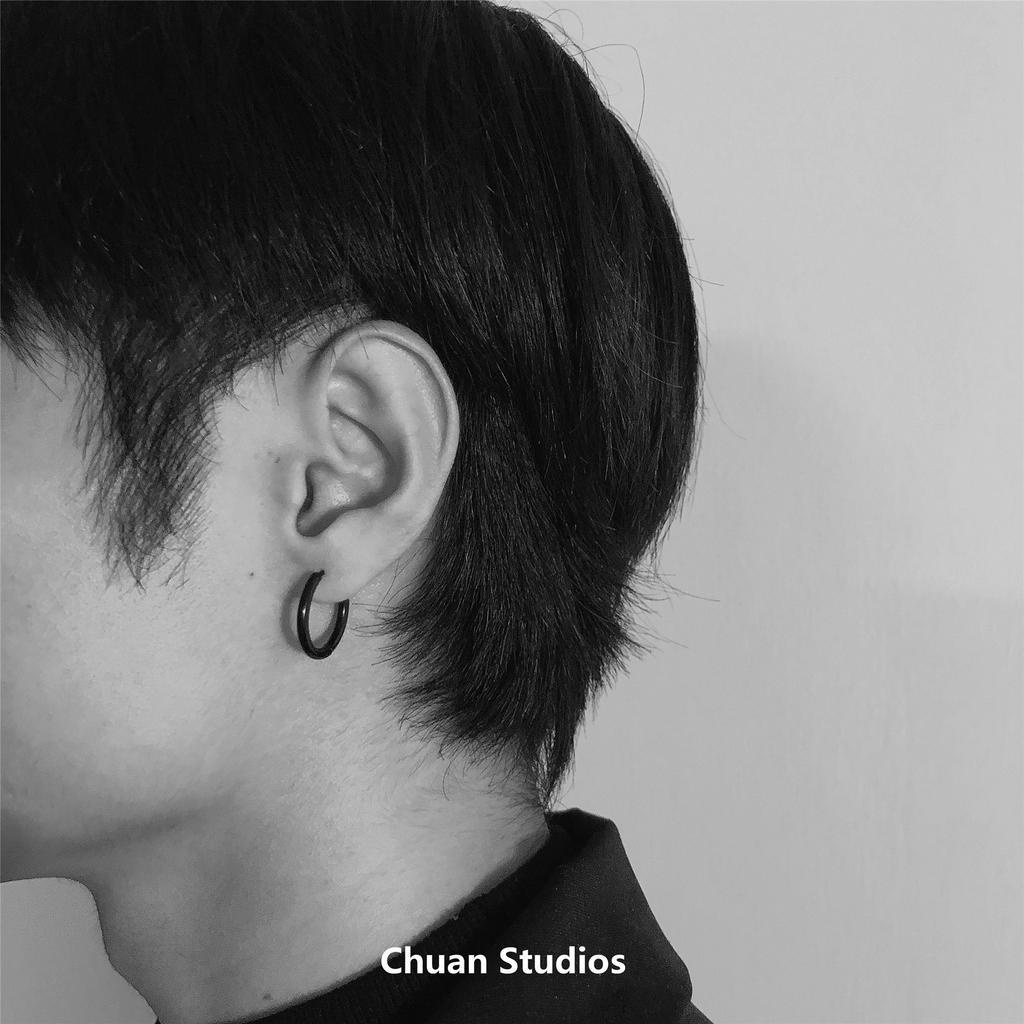 Hoa tai nhỏ màu đen theo phong cách hiphop cá tính