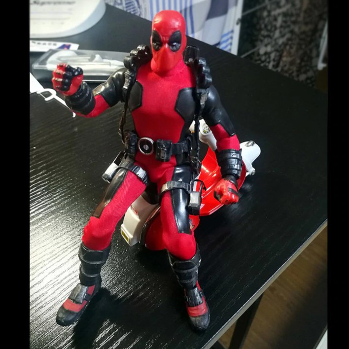 Mô hình Deadpool - Mezco Toyz