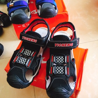 Sandan mũi rọ cho bé trai