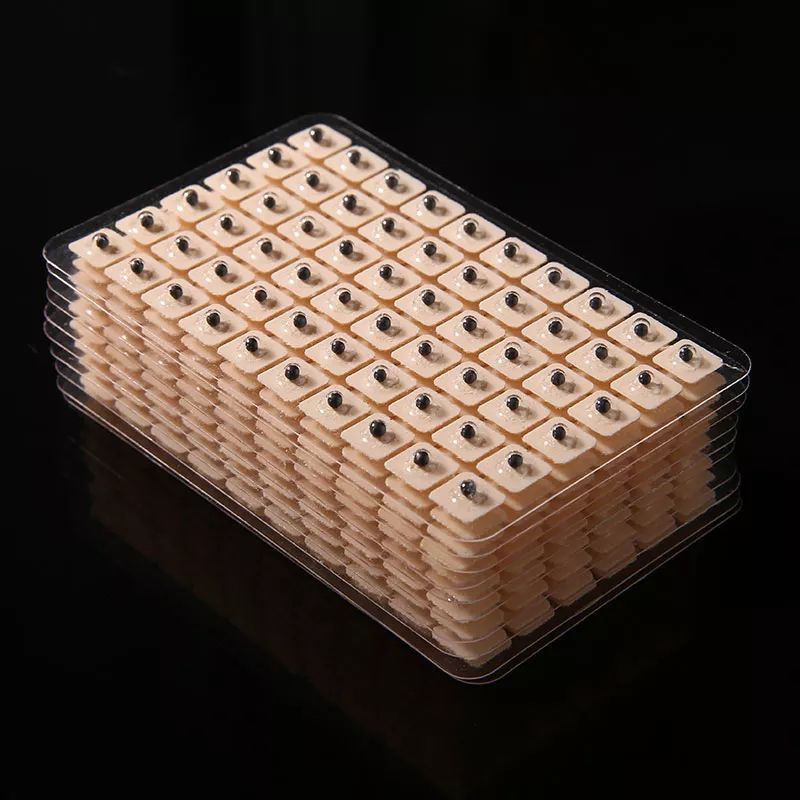 Miếng dán nhĩ châm vương bất lưu hành - Hộp 600 miếng dán y tế