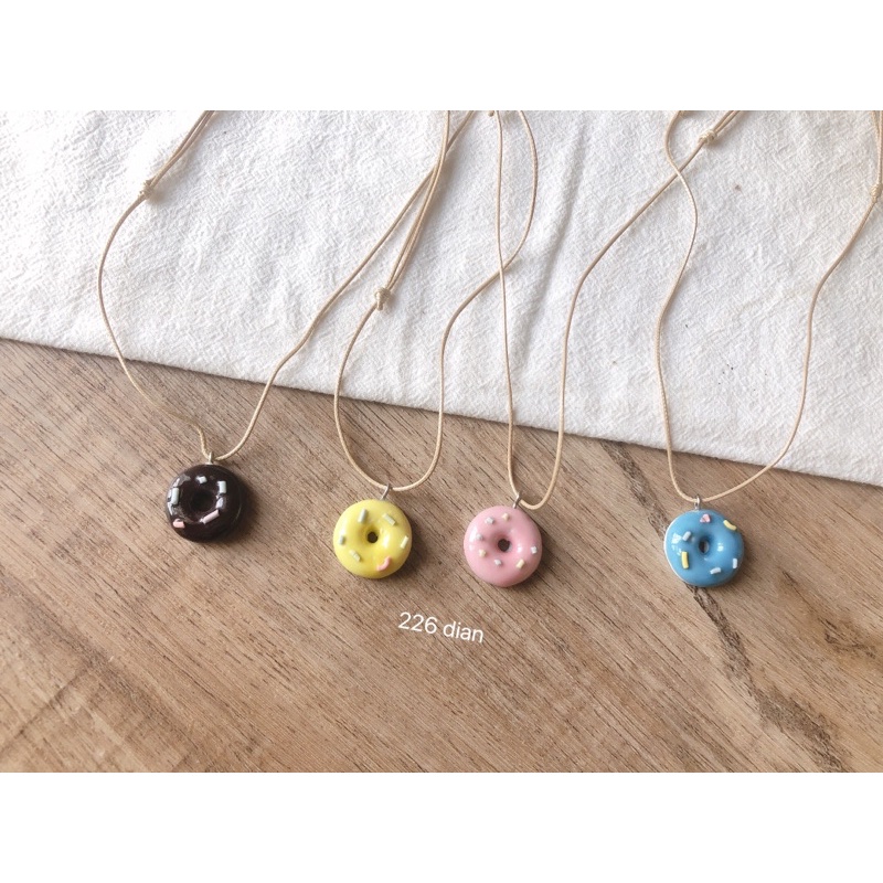 Vòng cổ handmade bánh donut nhiều màu
