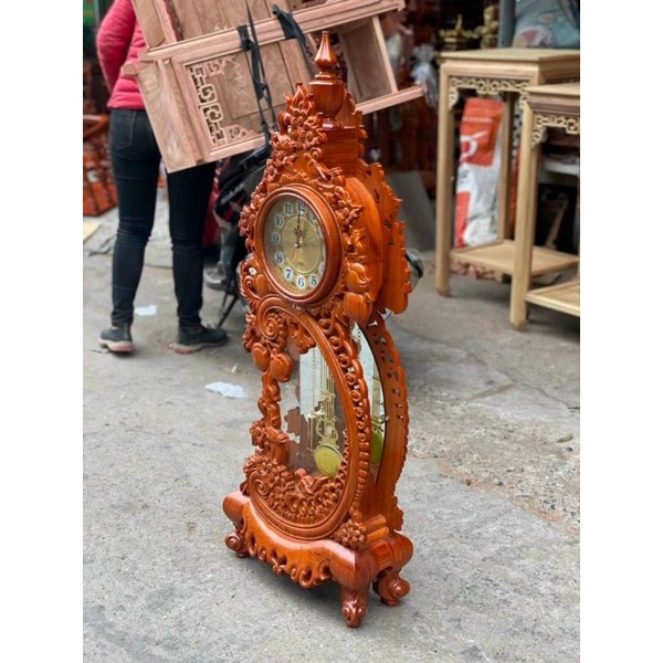 Đồng hồ gỗ hương đá kích thước cao 110 ngang 48 sâu 20 cm.