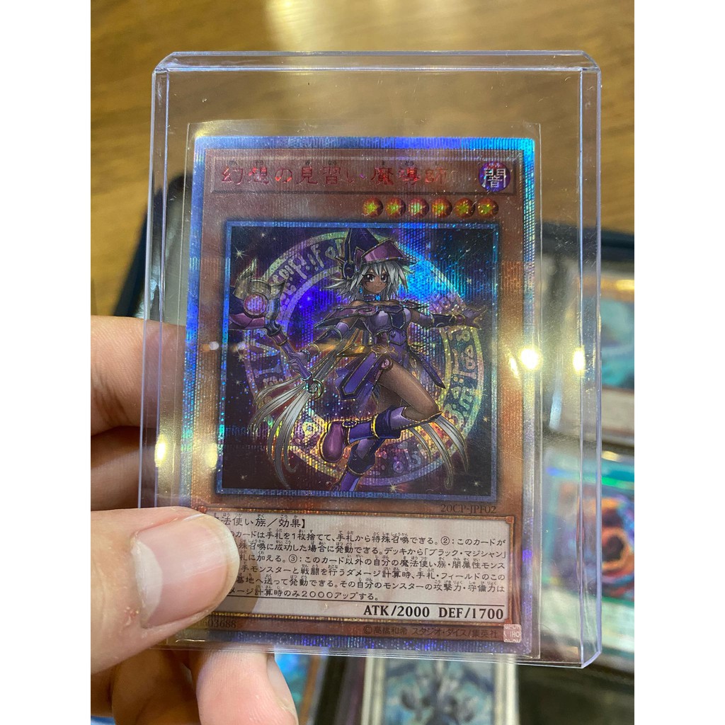 Lá bài thẻ bài Yugioh Apprentice Illusion Magician - 20th Secret Rare - Tặng bọc bài nhựa bảo quản