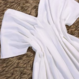 Váy trắng cổ chữ V