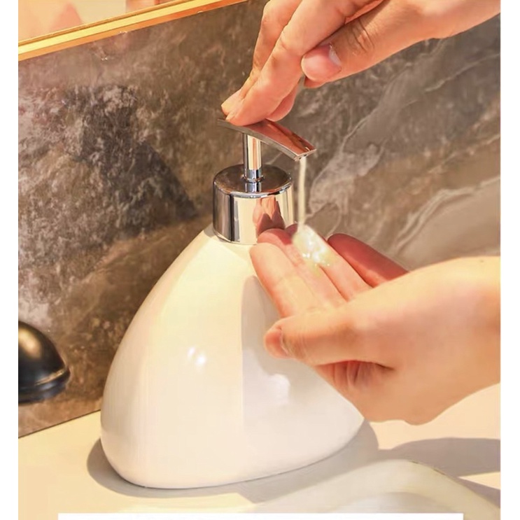 Bộ đồ dùng nhà tắm gốm sứ trắng tinh khiết