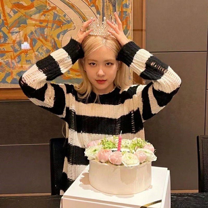 Áo len rách sọc đen trắng giống Rosé BLACKPINK