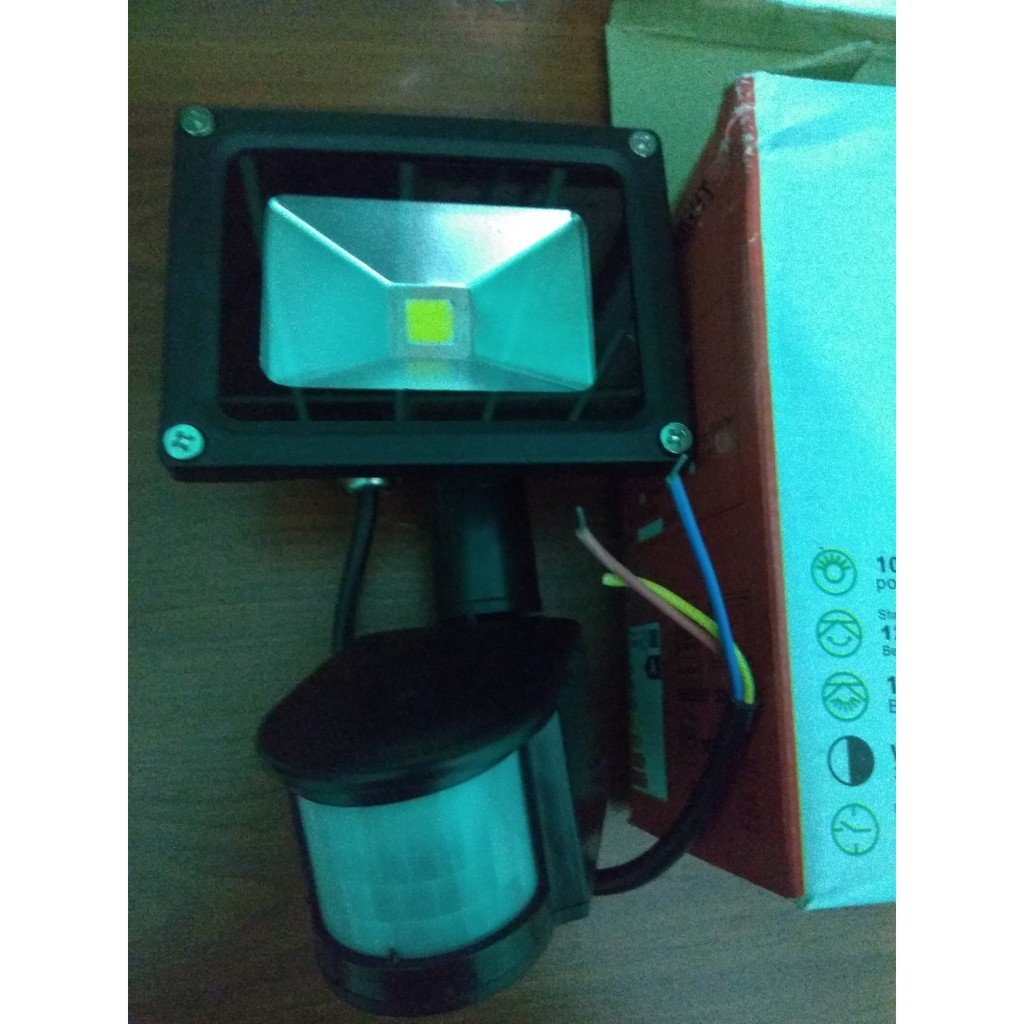 Đèn pha led cảm ứng chống trộm Led 10W ánh sáng vàng ấm áp và thân thiện