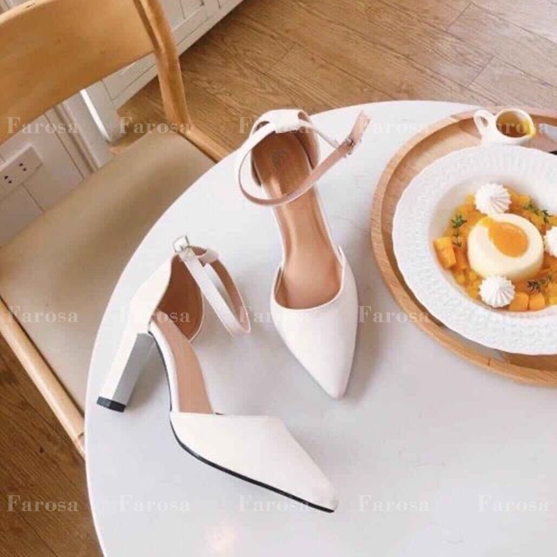 Giày bít mũi màu trắng gót 9cm cách điệu sang chảnh
