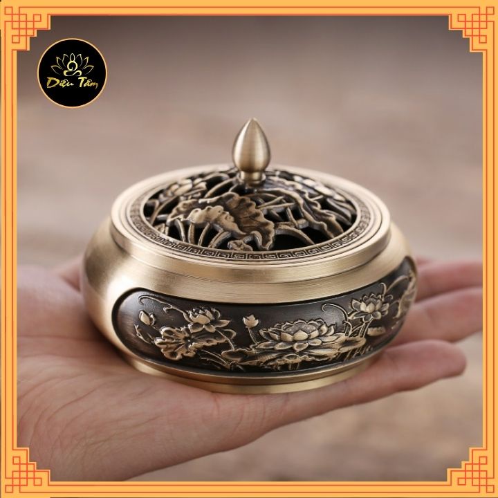 Lư xông trầm bằng đồng nguyên khối hoạ tiết hoa văn cổ điển kèm đôn kệ gỗ thay lư điện