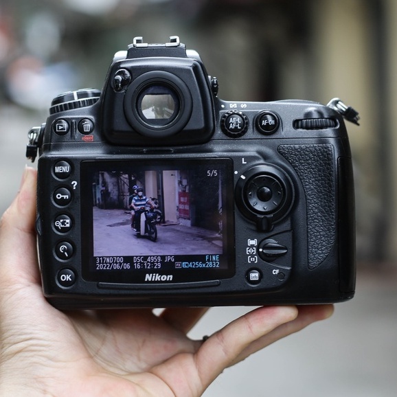 Máy ảnh Fullframe chuyên nghiệp Nikon D700 kèm ống kính