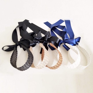 Cài tóc có ruy băng nơ.