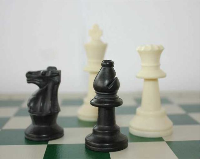 Bộ cờ vua nhựa tiêu chuẩn và bàn gỗ