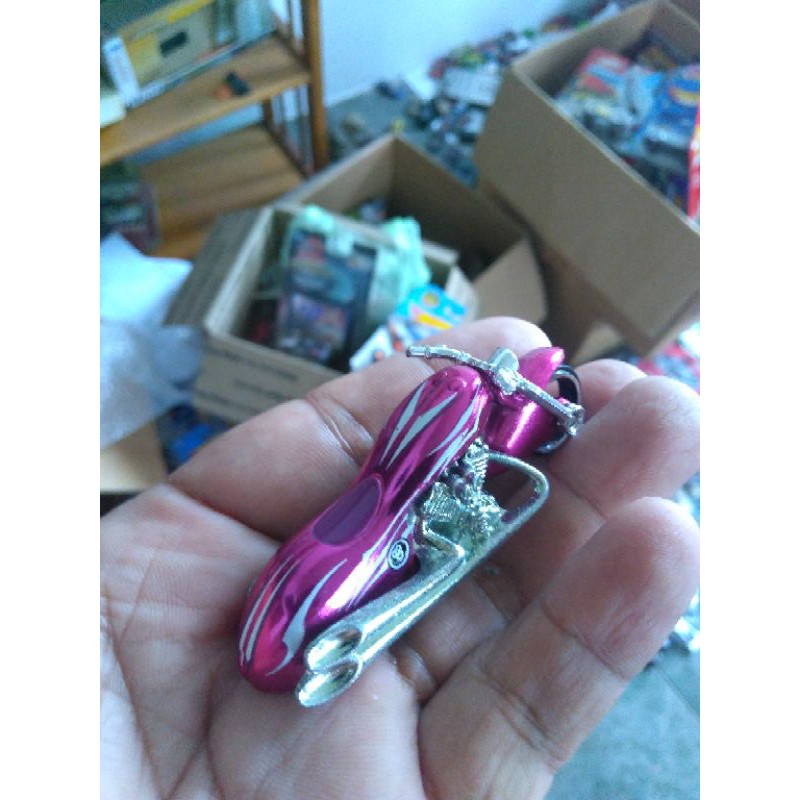 Xe Hotwheels Classics Motor Scooter hồng , xe đẹp như mới