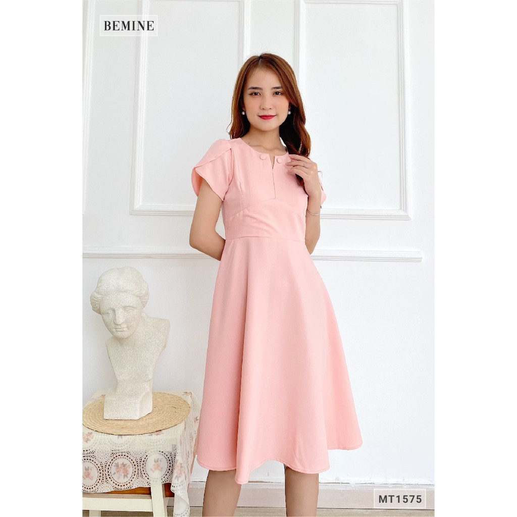 Đầm cổ đính 2 nút bọc tay búp sen BEMINE MT1575HONG | BigBuy360 - bigbuy360.vn