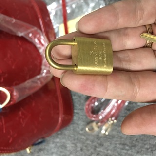 Túi xách L&V háng hến