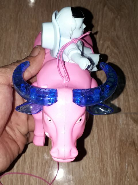 Một mô hình chú bé chăn trâu bằng nhựa có nhạc và đèn Led rất đẹp _tặng kèm pin