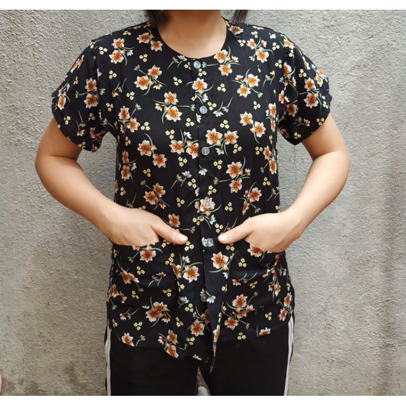 Áo lanh hoa cài cúc cộc tay có túi bà già