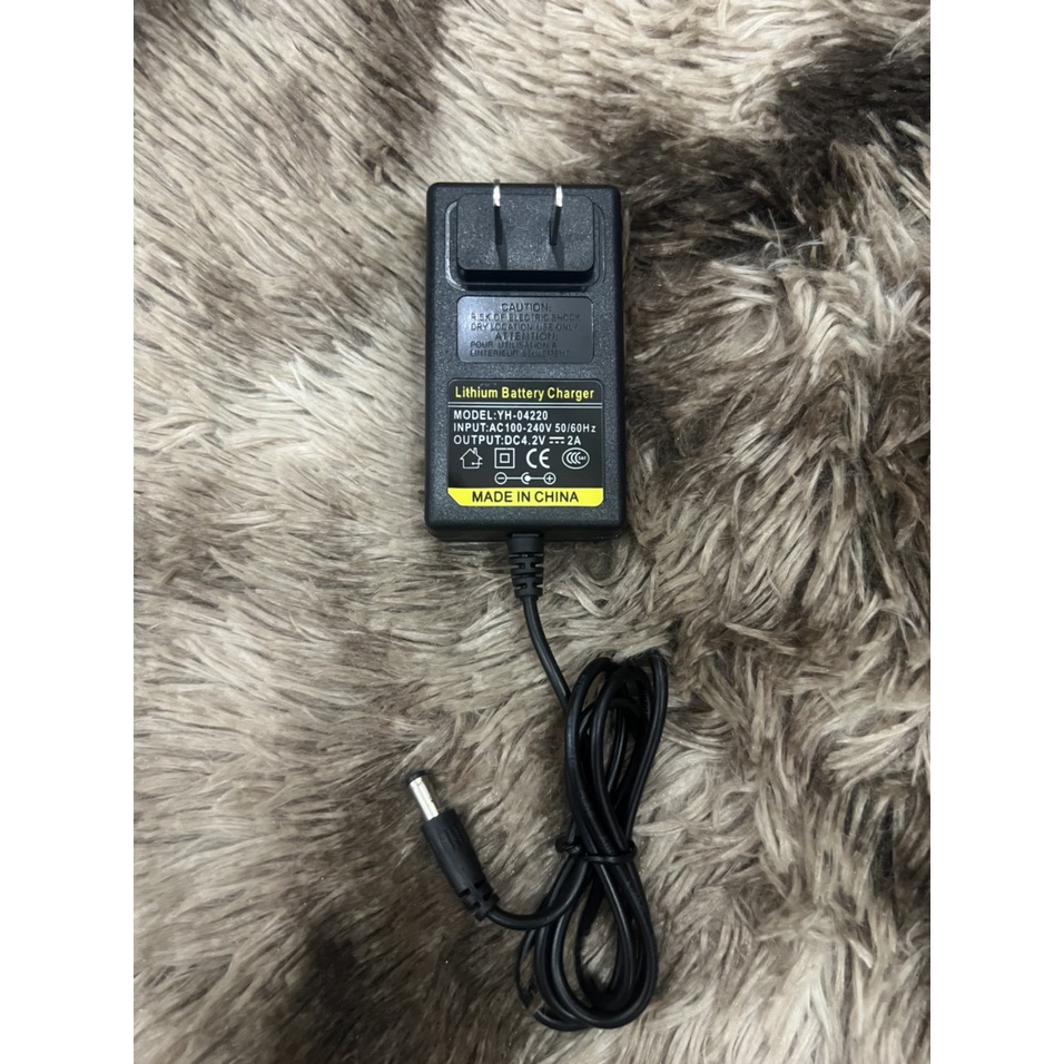 Sạc 1S 4.2V 1A dùng cho pin Li-ion có đèn báo và tự ngắt khi đầy. BN.