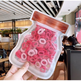 Chun buộc tóc cho bé gái