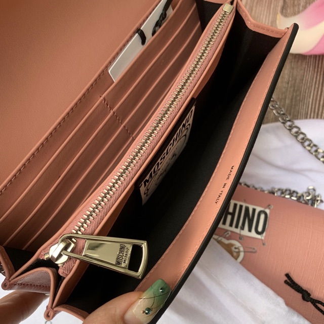 Túi Moschino Safety Pin Teddy Chain Wallet hồng hàng sẵn - hàng chuẩn Authentic sản xuất tại Ý #Made_In_Italy
