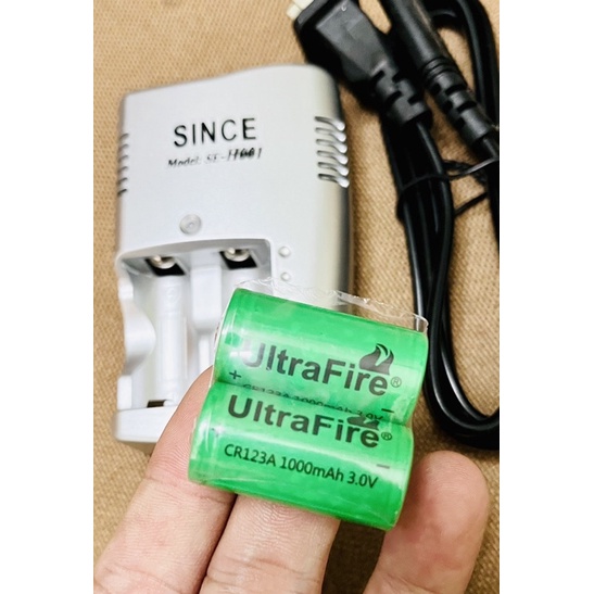bộ pin xạc CR123A gồm 2 pin + adapter xạc hiệu Ultrafire