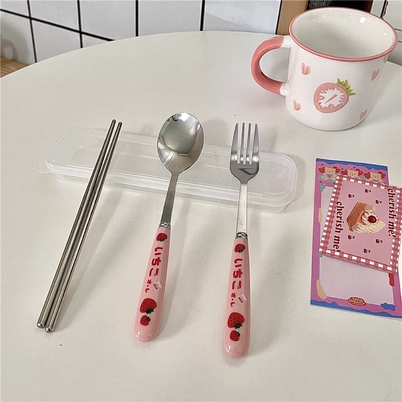 Set Thìa nĩa đũa cá nhân cơm trưa văn phòng chất liệu inox hoạ tiết dâu tây đáng yêu
