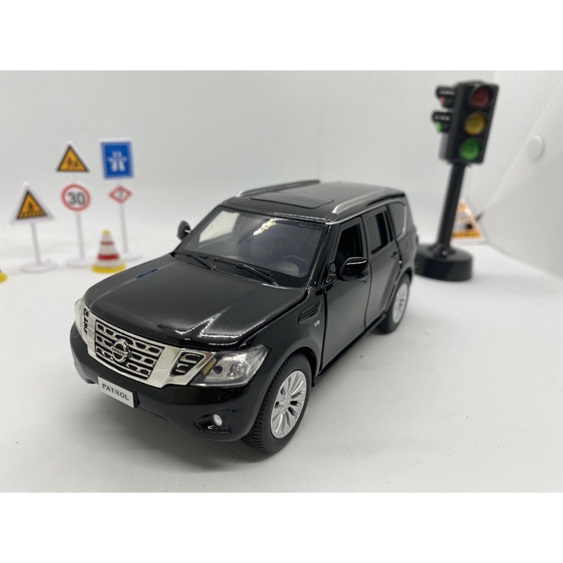 Mô hình xe Nissan Patrol tỉ lệ 1:32 hãng JKM màu đen
