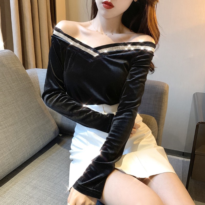 Áo nhung trễ vai cổ kẻ kim tuyến