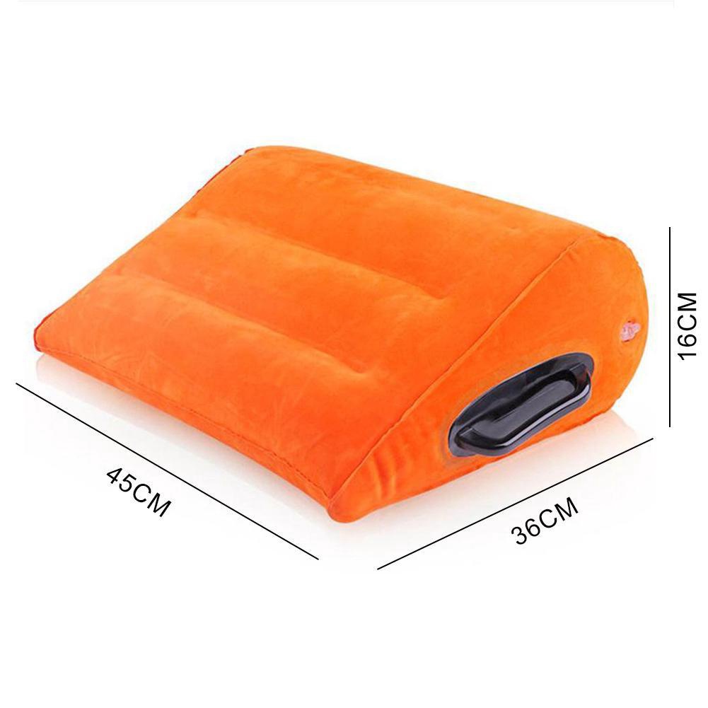 Gối bơm hơi hình tam giác hỗ trợ lưng cơ thể tiện dụng cho các cặp đôi
