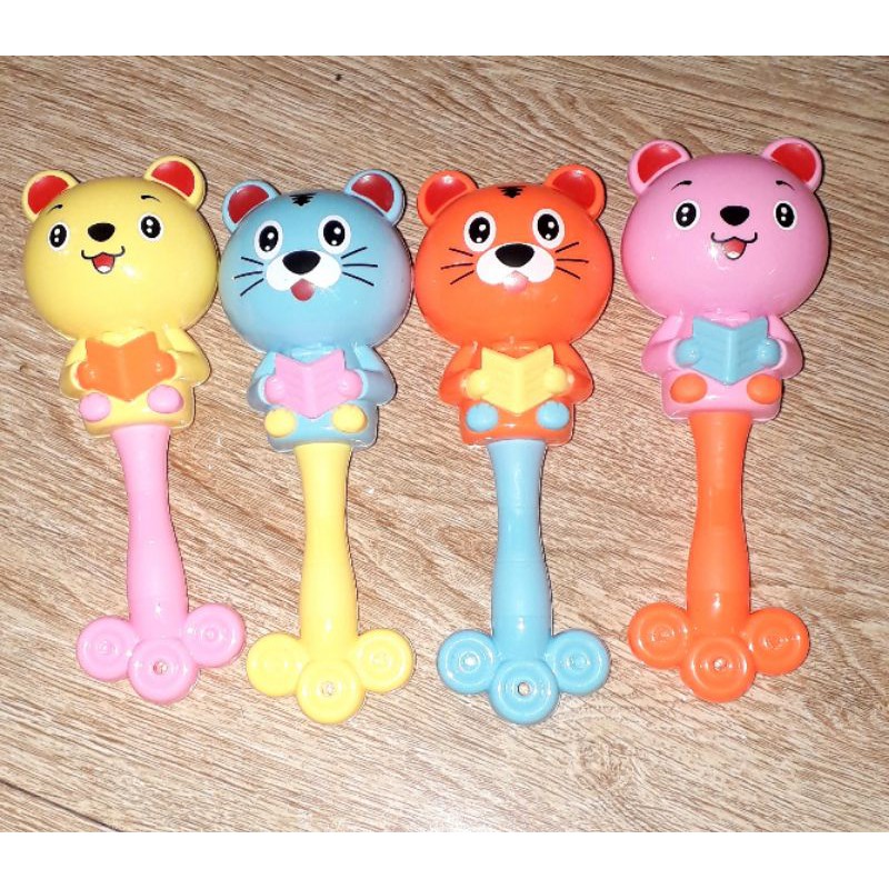 Một cái lục lạc hình chú Gấu dễ thương bằng nhựa