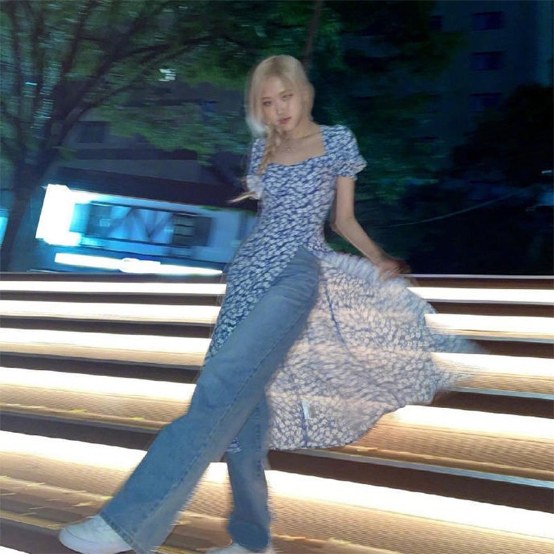 Set váy hoa nhỏ trắng xanh mùa hè và quần jean xanh Rose và Jisoo Blackpink