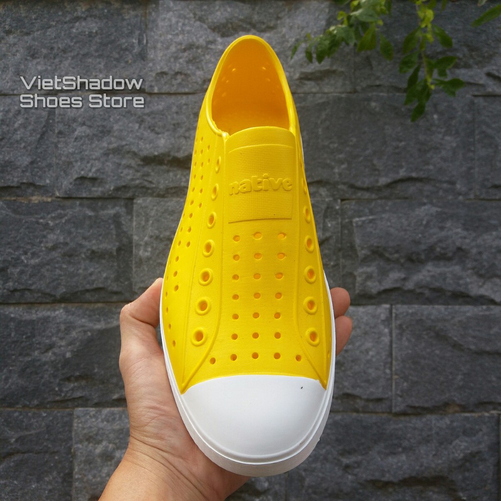Giày nhựa siêu nhẹ nam nữ - Chất liệu nhựa xốp siêu nhẹ, không thấm nước - Màu vàng viền trắng | BigBuy360 - bigbuy360.vn
