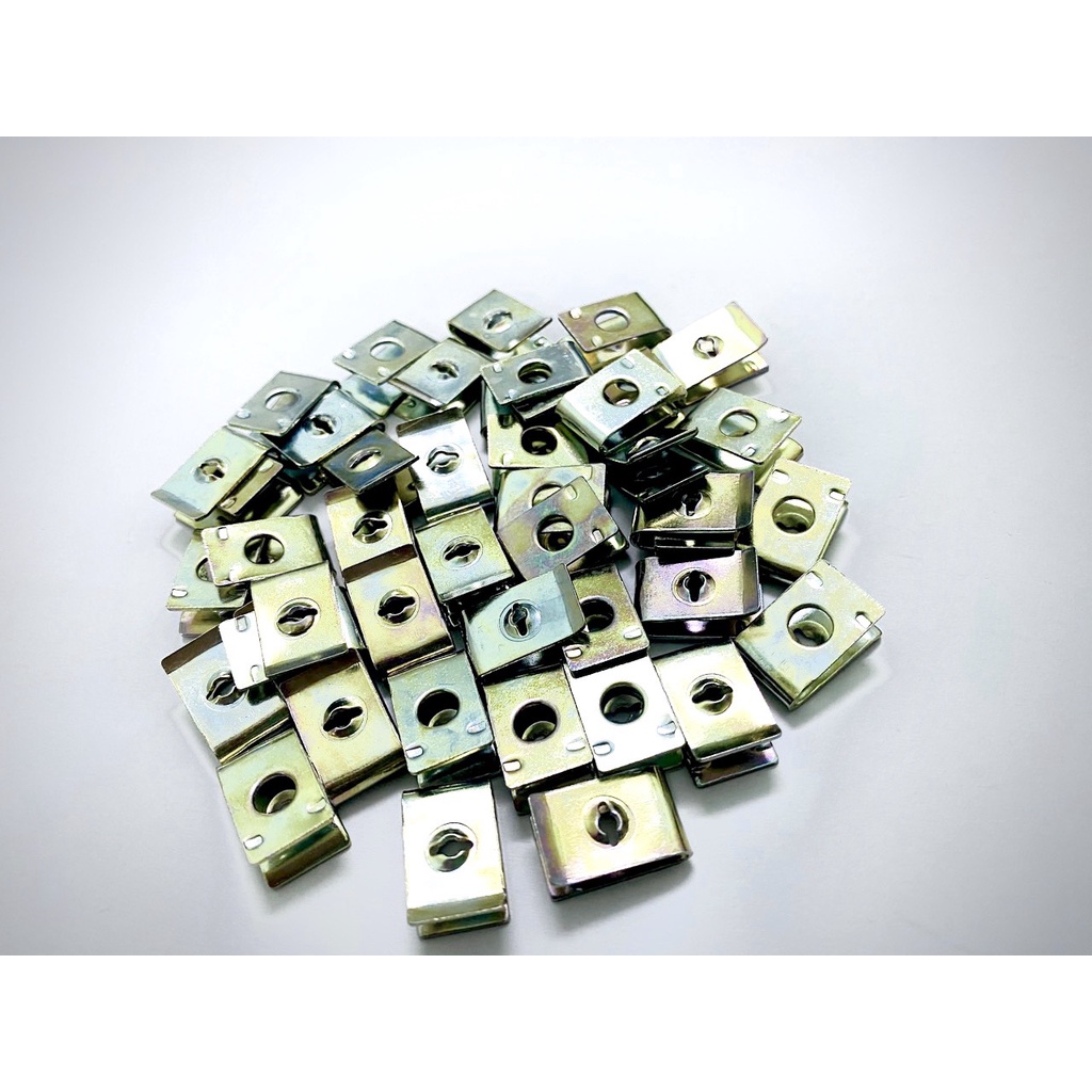 Pát kẹp ốc xoắn 4 ly gắn dàn áo xe Honda Yamaha màu trắng