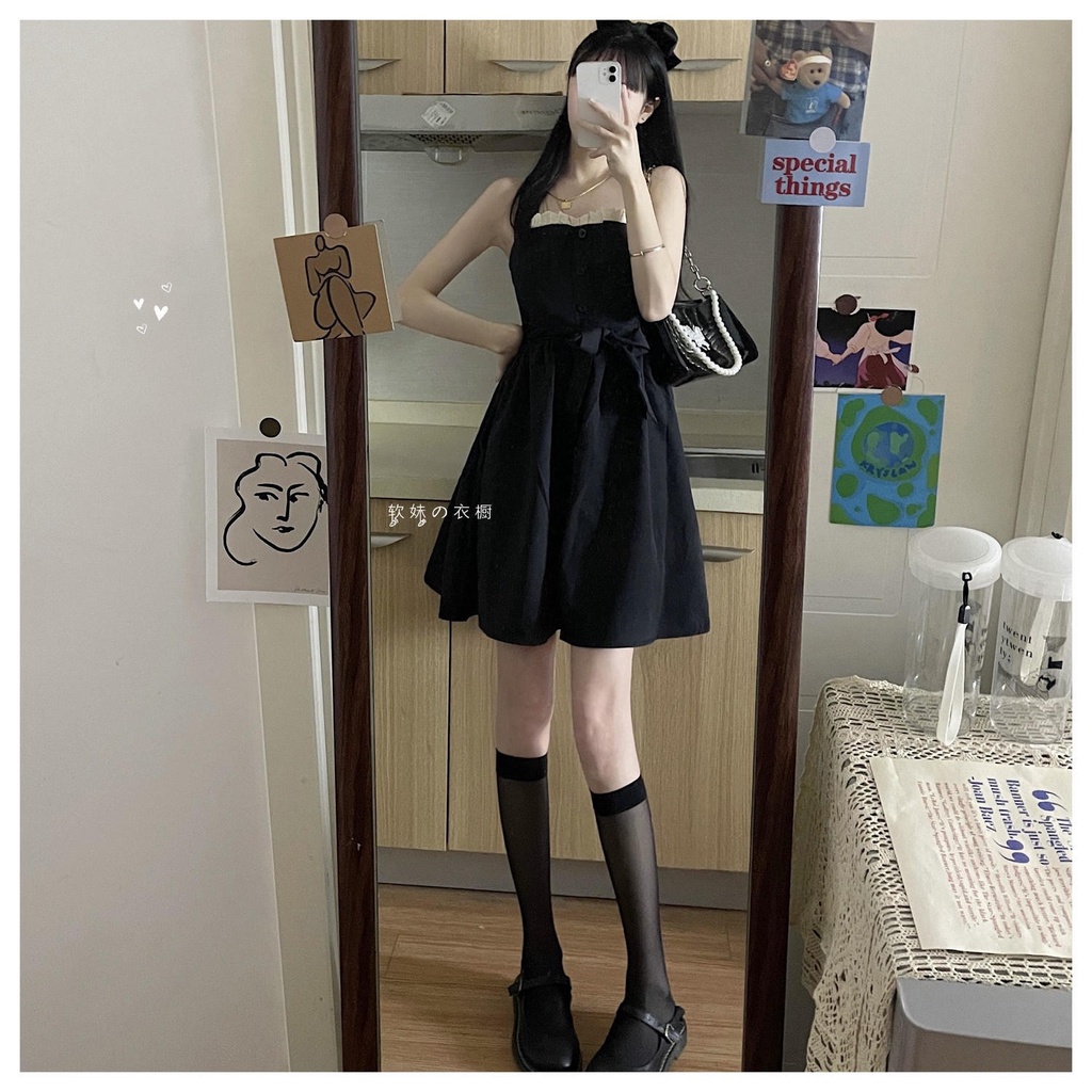 Classic French girl Mori, a strapless dress, hugging her waist, showing off her slim figure, new temperament in 2021, the girl in a petite black dress