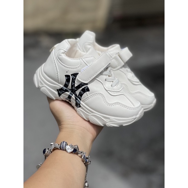 Giày thể thao Nyy