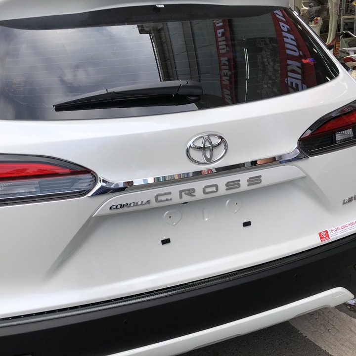 Ốp Trang trí Tay Mở cốp xe Toyota Cross 2020 2021 có 2 màu lựa chọn