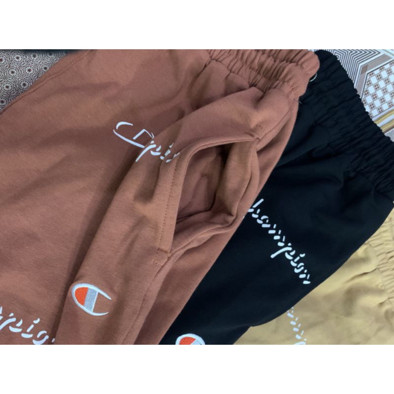 Quần jogger Cham chất da ca