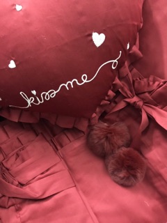 Siêu phẩm set chăn ga lụa tim đỏ Kiss me 7 món.