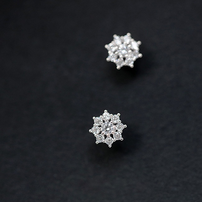 Khuyên Tai Bạc Nữ Đính Đá Zircon Sang Trọng Hình Bông Hoa Nhỏ Xinh Xắn Bạc Ý S925 - B2649 Bảo Ngọc Jewlery