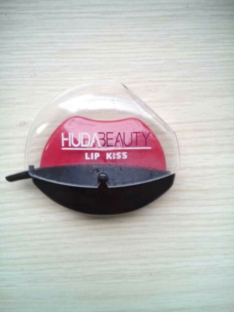Son bặm môi Huda Beauty Lip Kiss