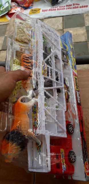 Xe mô hình xe công tơ Nơ bằng nhựa chở 8 con thú chạy chớn