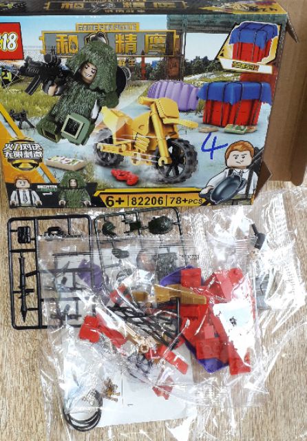 Lắp ráp 1 hộp LegoPubg 82206 có nhiều chi tiết bằng nhựa ABS