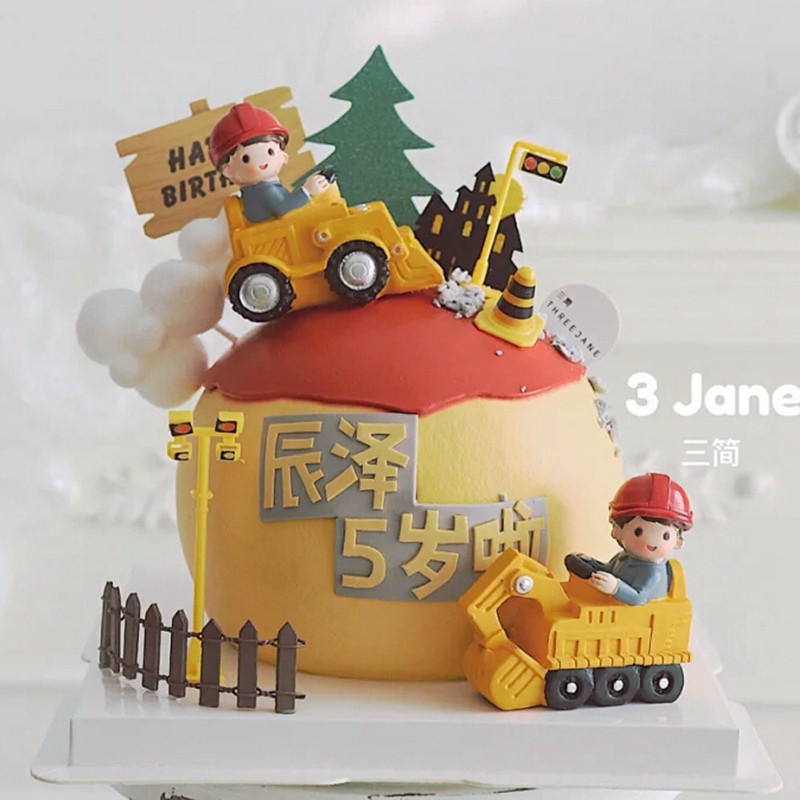 Trang trí bé trai lái máy xúc nhựa