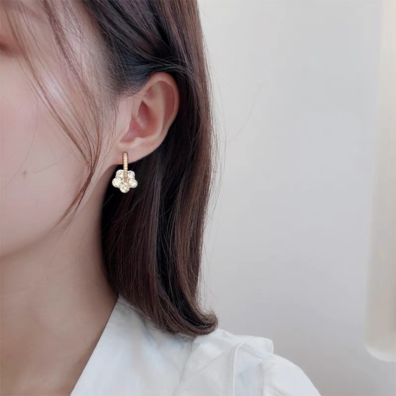 Bông tai hoa đính đá phong cách Hàn Quốc