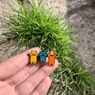 Pin cài áo Con lười