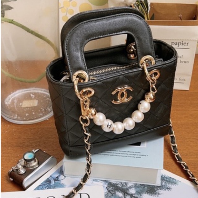 túi Chanel Vip Gift vuông sz 19x17x8cm ( auth) ko có hộp